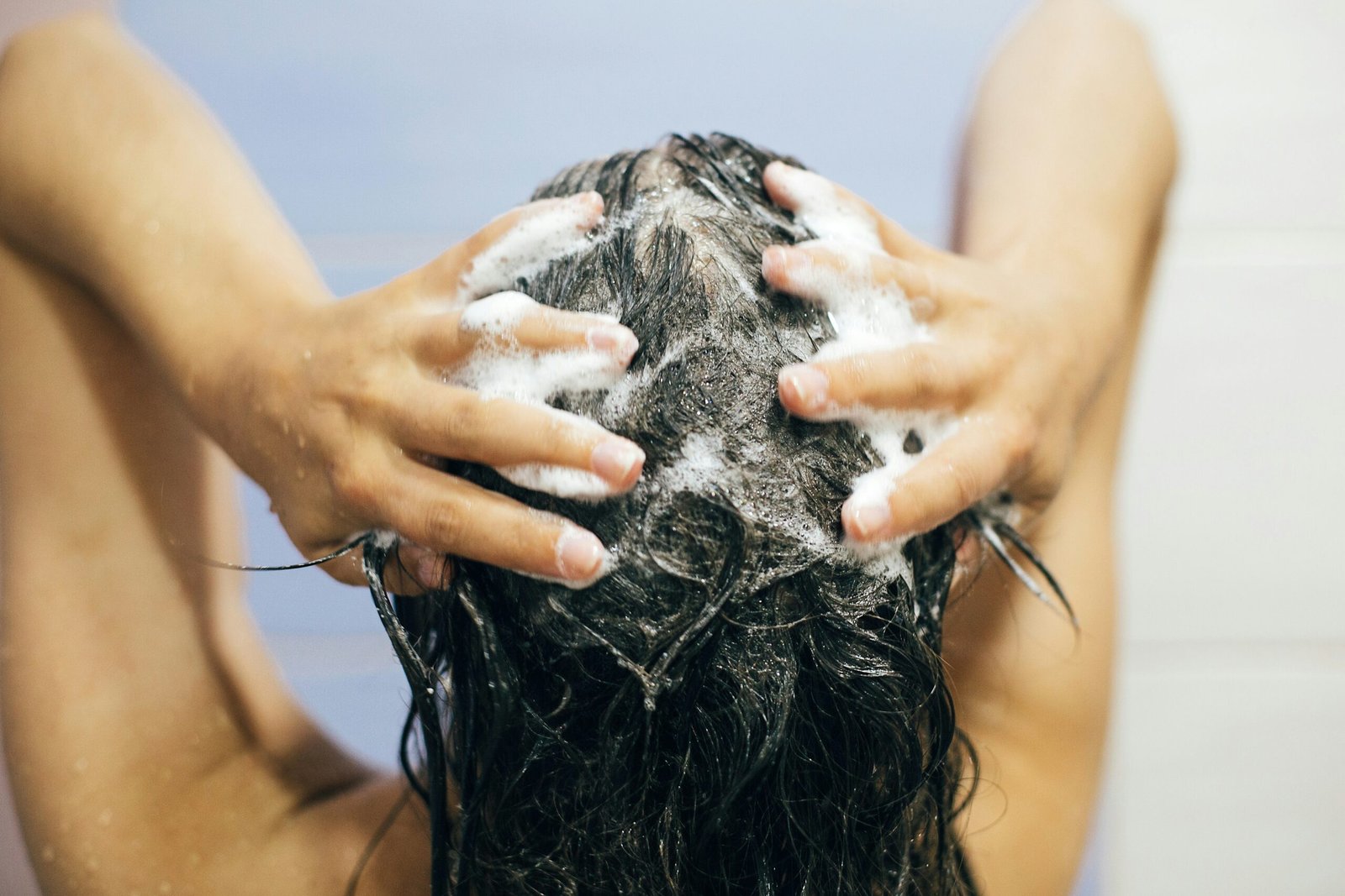 Femme, santé capillaire et équilibre hormonal